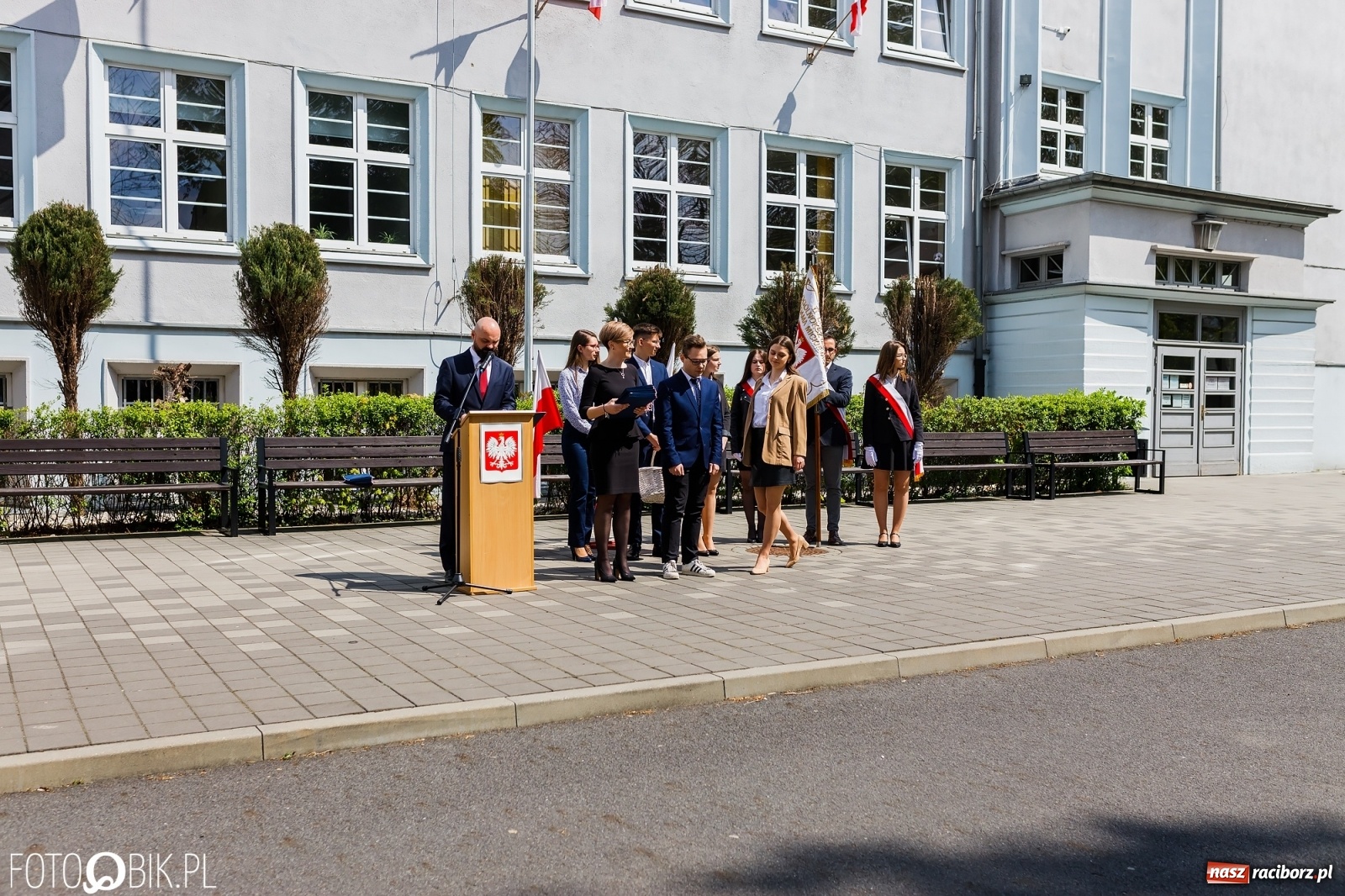 Zdjęcie w galerii na portalu naszraciborz.pl: Smutny czas pożegnania. Absolwenci II LO chcieliby zostać dłużej w szkole wiadomości z regionu
