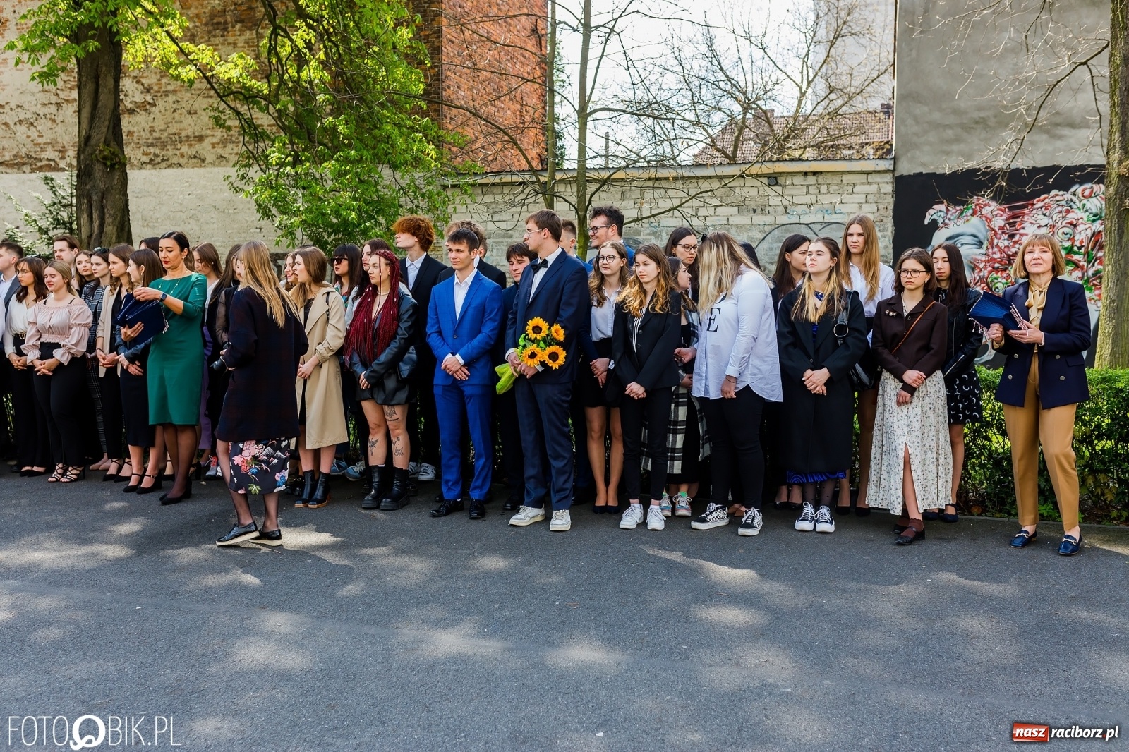 Zdjęcie w galerii na portalu naszraciborz.pl: Smutny czas pożegnania. Absolwenci II LO chcieliby zostać dłużej w szkole wiadomości z regionu