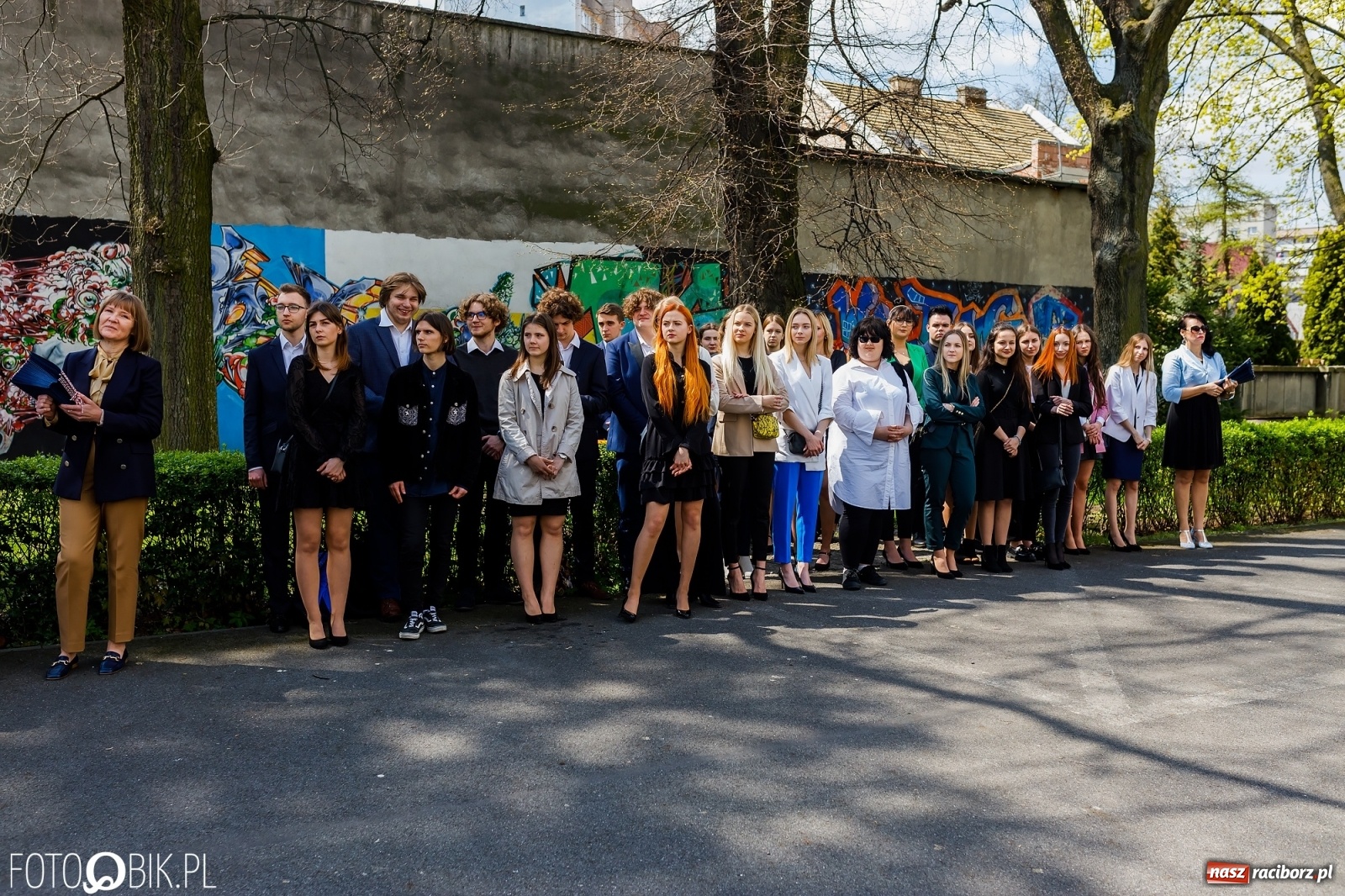 Zdjęcie w galerii na portalu naszraciborz.pl: Smutny czas pożegnania. Absolwenci II LO chcieliby zostać dłużej w szkole wiadomości z regionu