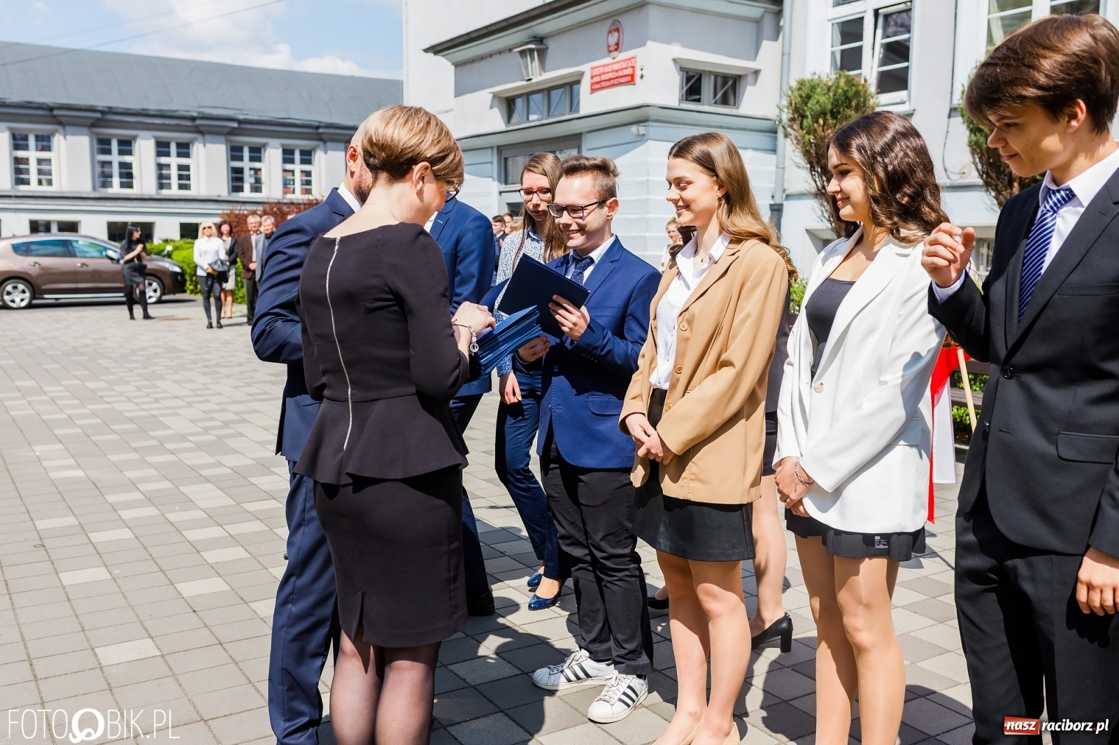 Zdjęcie w galerii na portalu naszraciborz.pl: Smutny czas pożegnania. Absolwenci II LO chcieliby zostać dłużej w szkole wiadomości z regionu