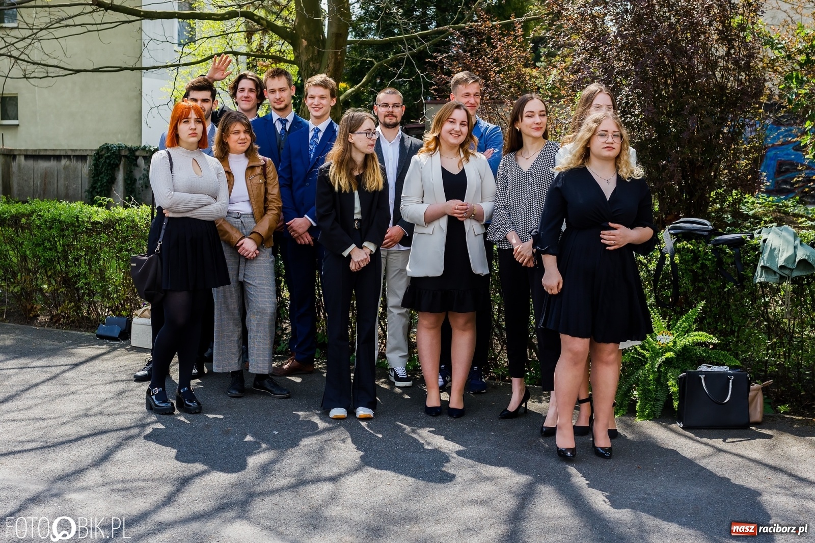 Zdjęcie w galerii na portalu naszraciborz.pl: Smutny czas pożegnania. Absolwenci II LO chcieliby zostać dłużej w szkole wiadomości z regionu