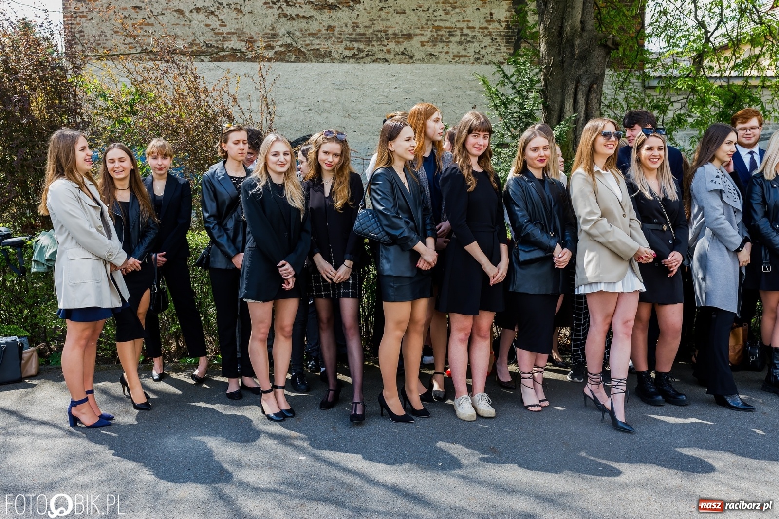 Zdjęcie w galerii na portalu naszraciborz.pl: Smutny czas pożegnania. Absolwenci II LO chcieliby zostać dłużej w szkole wiadomości z regionu