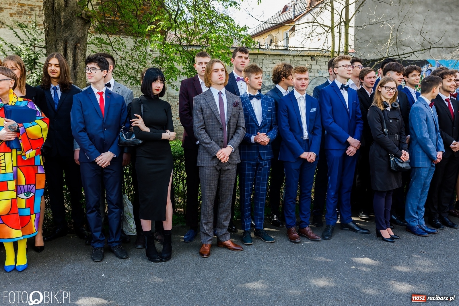 Zdjęcie w galerii na portalu naszraciborz.pl: Smutny czas pożegnania. Absolwenci II LO chcieliby zostać dłużej w szkole wiadomości z regionu