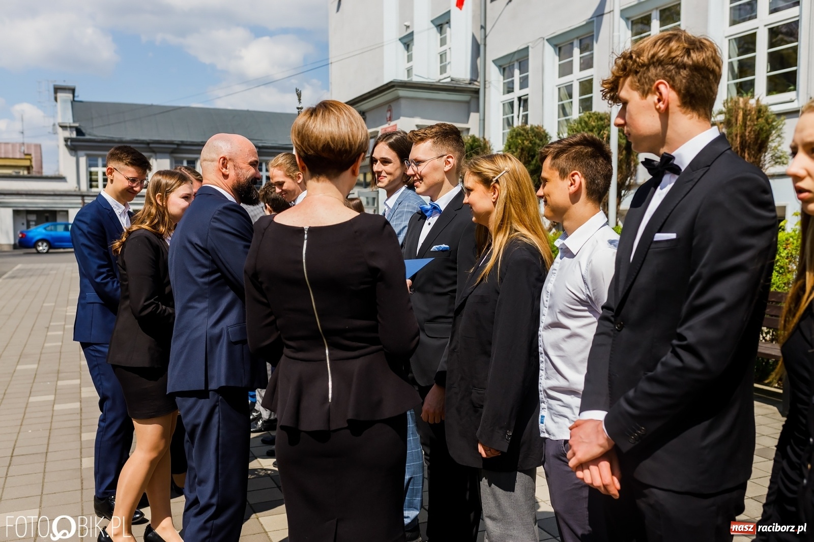 Zdjęcie w galerii na portalu naszraciborz.pl: Smutny czas pożegnania. Absolwenci II LO chcieliby zostać dłużej w szkole wiadomości z regionu