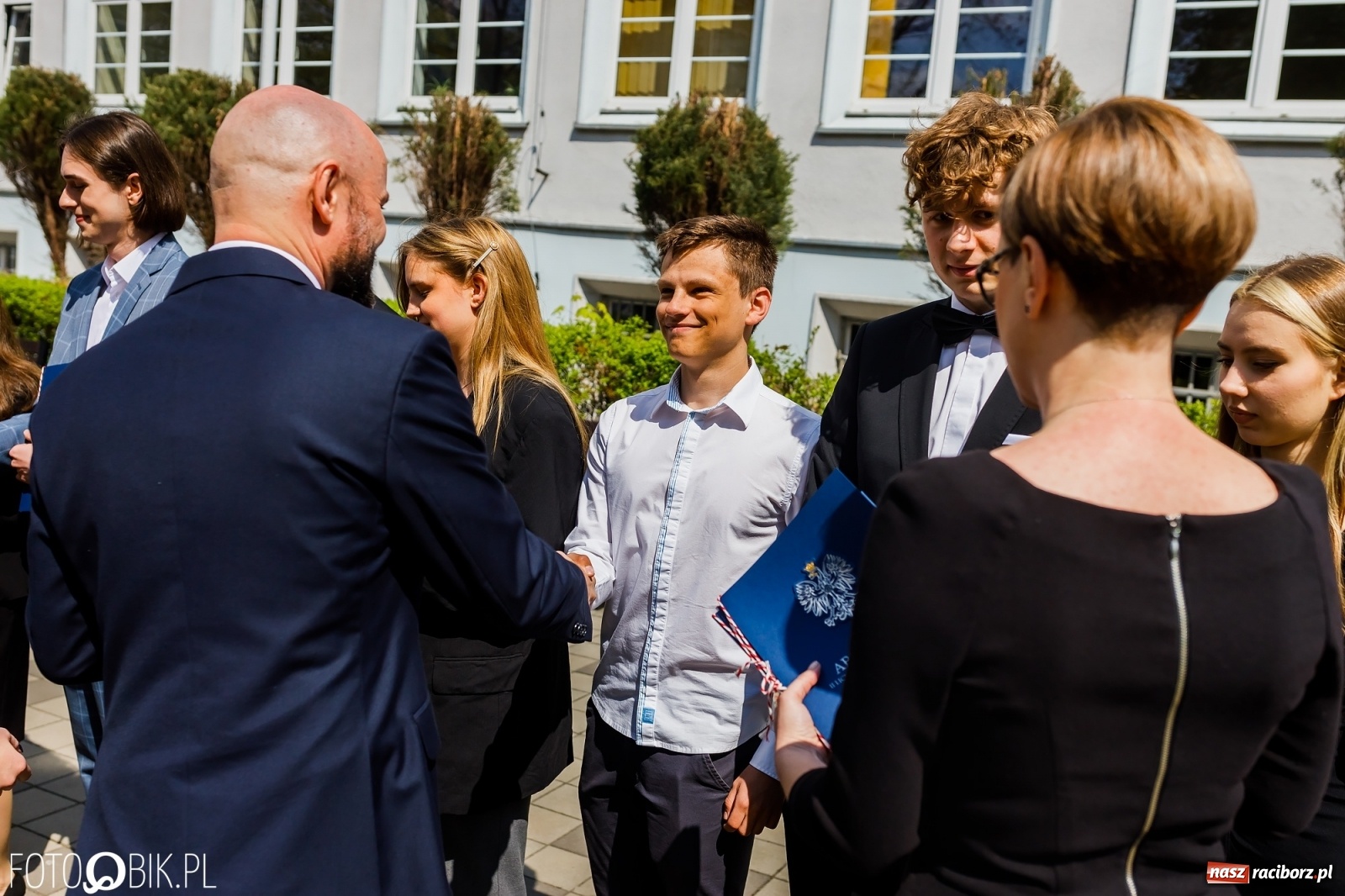 Zdjęcie w galerii na portalu naszraciborz.pl: Smutny czas pożegnania. Absolwenci II LO chcieliby zostać dłużej w szkole wiadomości z regionu