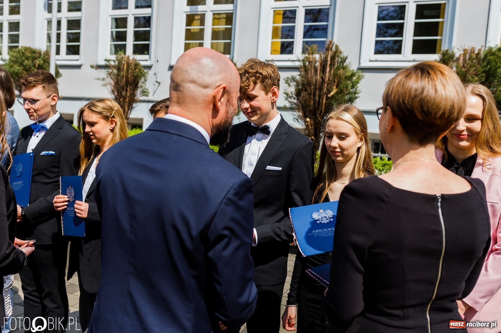 Zdjęcie w galerii na portalu naszraciborz.pl: Smutny czas pożegnania. Absolwenci II LO chcieliby zostać dłużej w szkole wiadomości z regionu