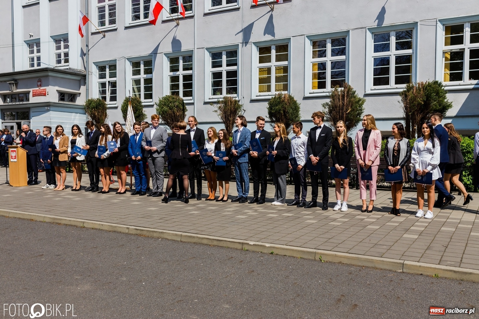 Zdjęcie w galerii na portalu naszraciborz.pl: Smutny czas pożegnania. Absolwenci II LO chcieliby zostać dłużej w szkole wiadomości z regionu