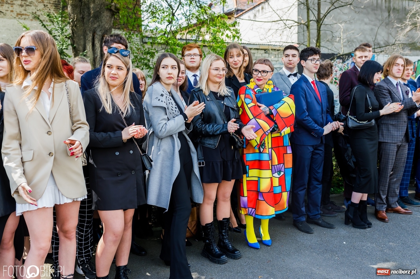 Zdjęcie w galerii na portalu naszraciborz.pl: Smutny czas pożegnania. Absolwenci II LO chcieliby zostać dłużej w szkole wiadomości z regionu