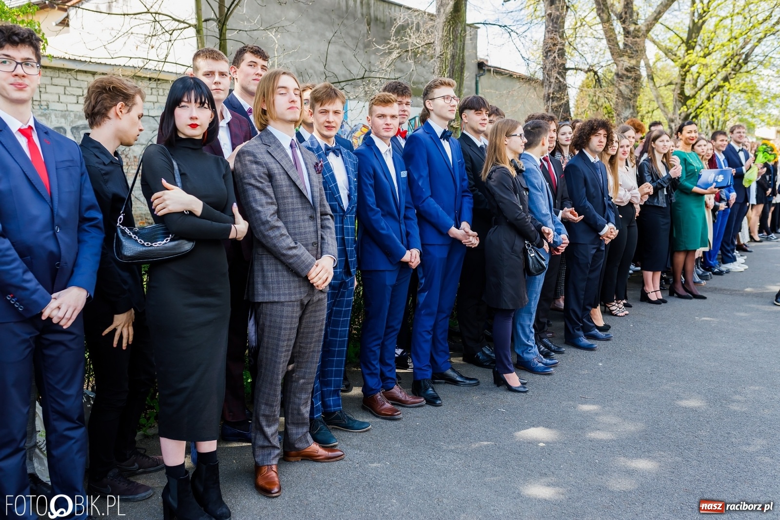 Zdjęcie w galerii na portalu naszraciborz.pl: Smutny czas pożegnania. Absolwenci II LO chcieliby zostać dłużej w szkole wiadomości z regionu