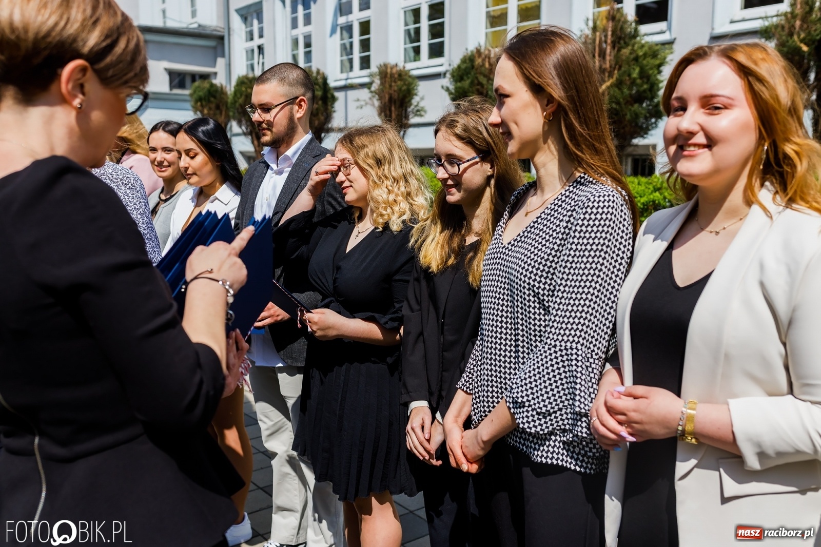 Zdjęcie w galerii na portalu naszraciborz.pl: Smutny czas pożegnania. Absolwenci II LO chcieliby zostać dłużej w szkole wiadomości z regionu