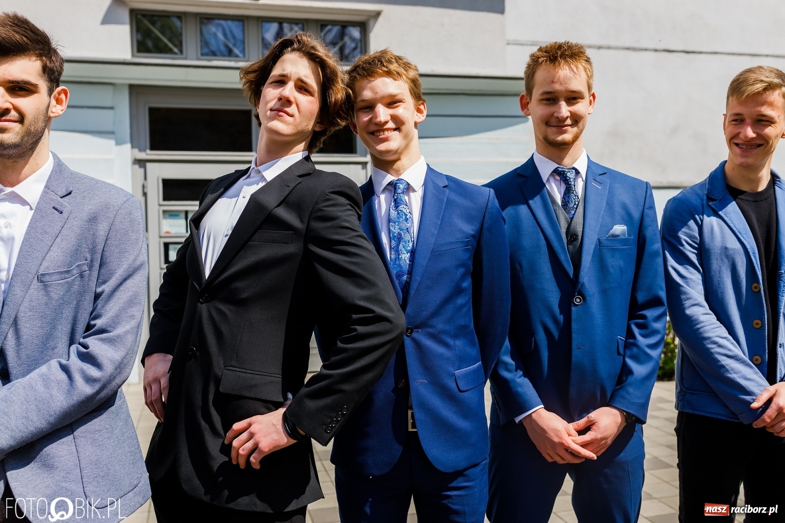 Zdjęcie w galerii na portalu naszraciborz.pl: Smutny czas pożegnania. Absolwenci II LO chcieliby zostać dłużej w szkole wiadomości z regionu