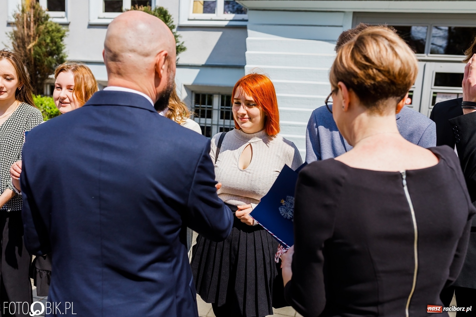 Zdjęcie w galerii na portalu naszraciborz.pl: Smutny czas pożegnania. Absolwenci II LO chcieliby zostać dłużej w szkole wiadomości z regionu