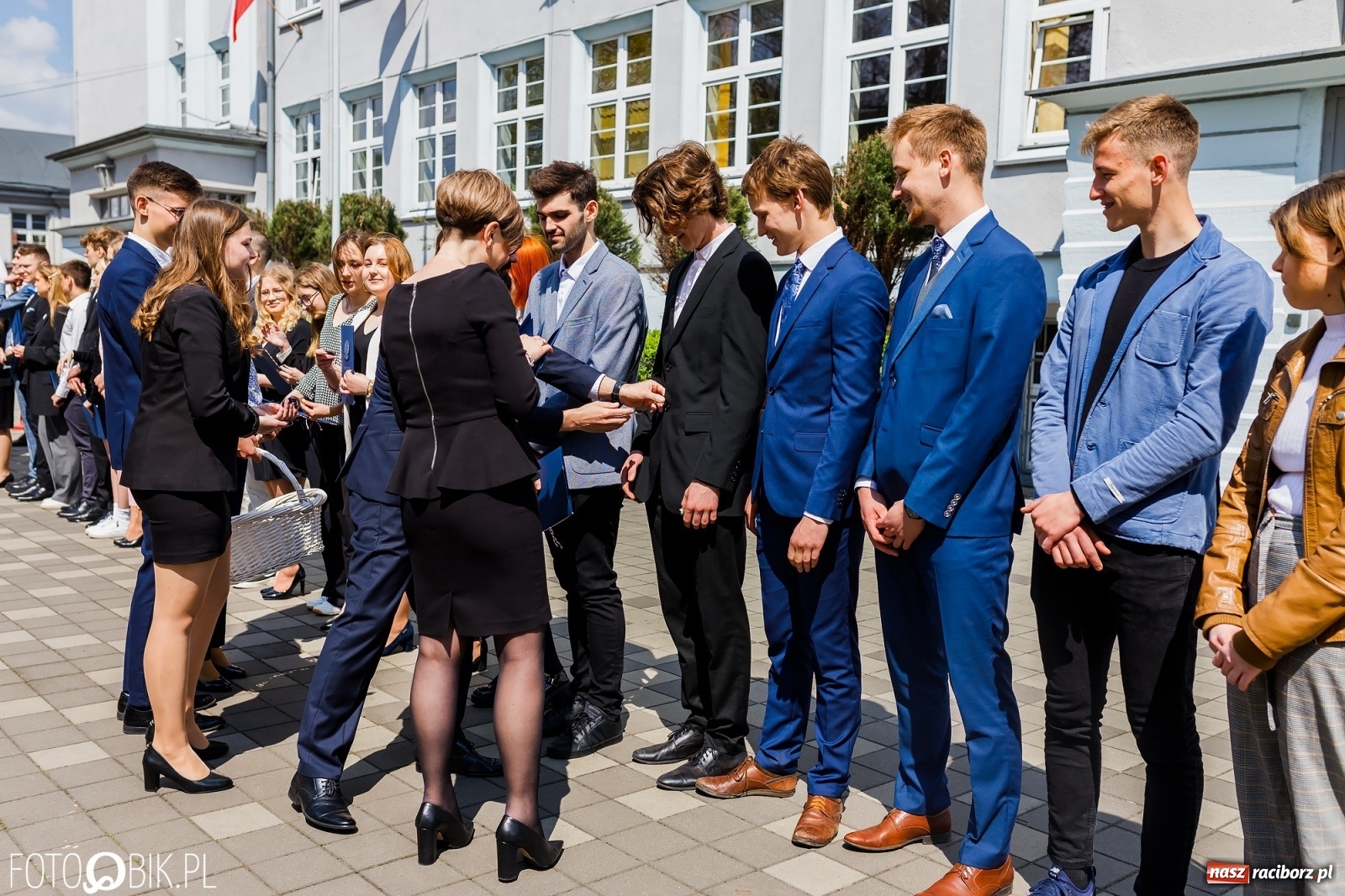 Zdjęcie w galerii na portalu naszraciborz.pl: Smutny czas pożegnania. Absolwenci II LO chcieliby zostać dłużej w szkole wiadomości z regionu
