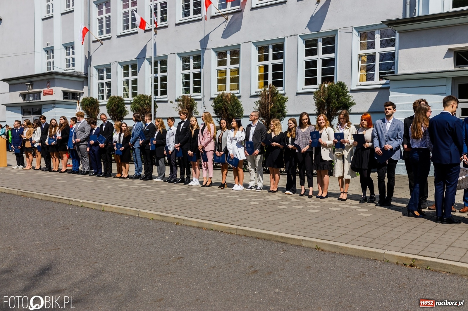Zdjęcie w galerii na portalu naszraciborz.pl: Smutny czas pożegnania. Absolwenci II LO chcieliby zostać dłużej w szkole wiadomości z regionu