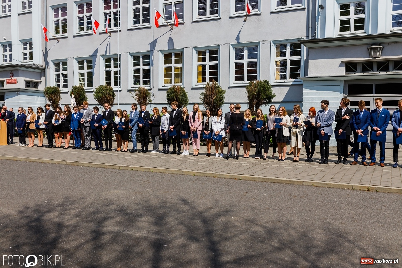 Zdjęcie w galerii na portalu naszraciborz.pl: Smutny czas pożegnania. Absolwenci II LO chcieliby zostać dłużej w szkole wiadomości z regionu