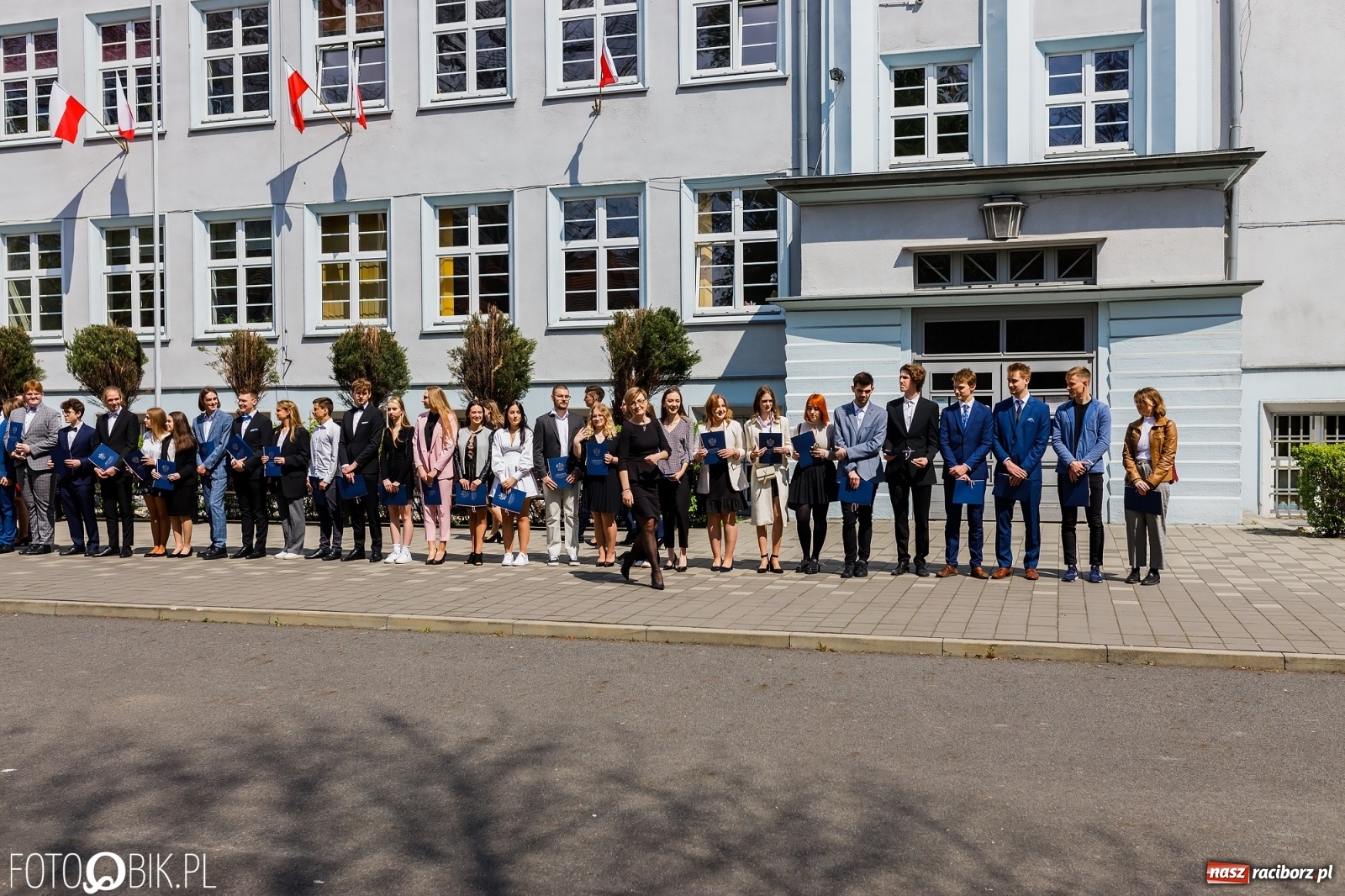 Zdjęcie w galerii na portalu naszraciborz.pl: Smutny czas pożegnania. Absolwenci II LO chcieliby zostać dłużej w szkole wiadomości z regionu