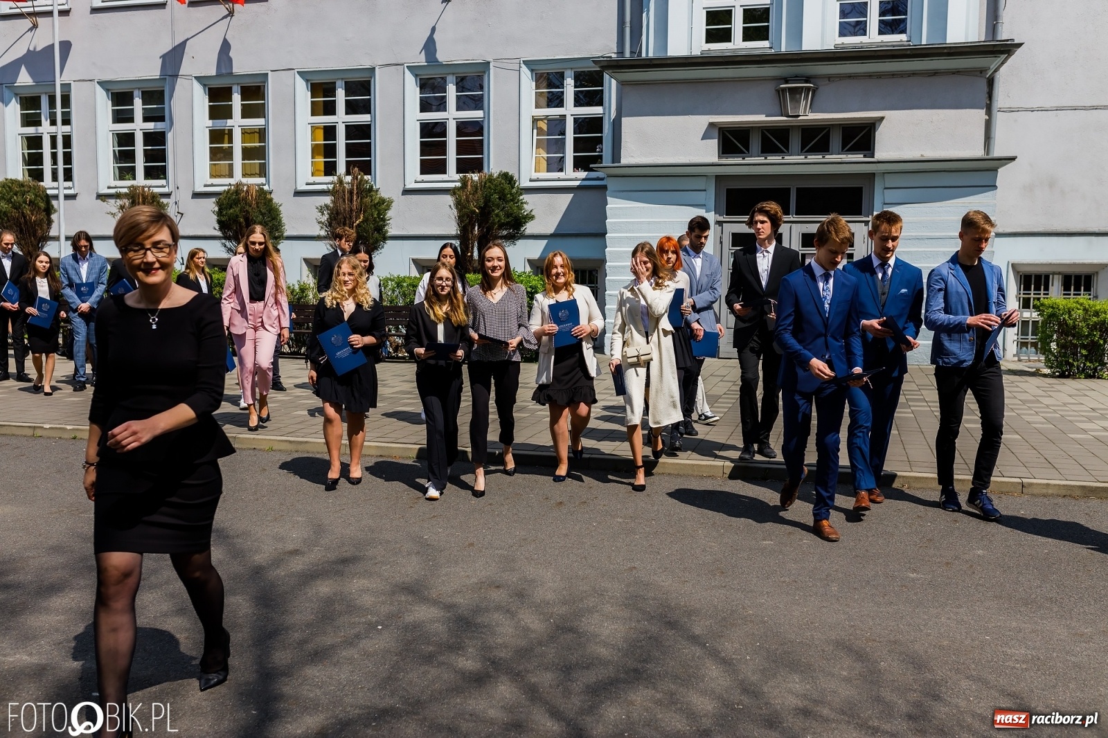 Zdjęcie w galerii na portalu naszraciborz.pl: Smutny czas pożegnania. Absolwenci II LO chcieliby zostać dłużej w szkole wiadomości z regionu