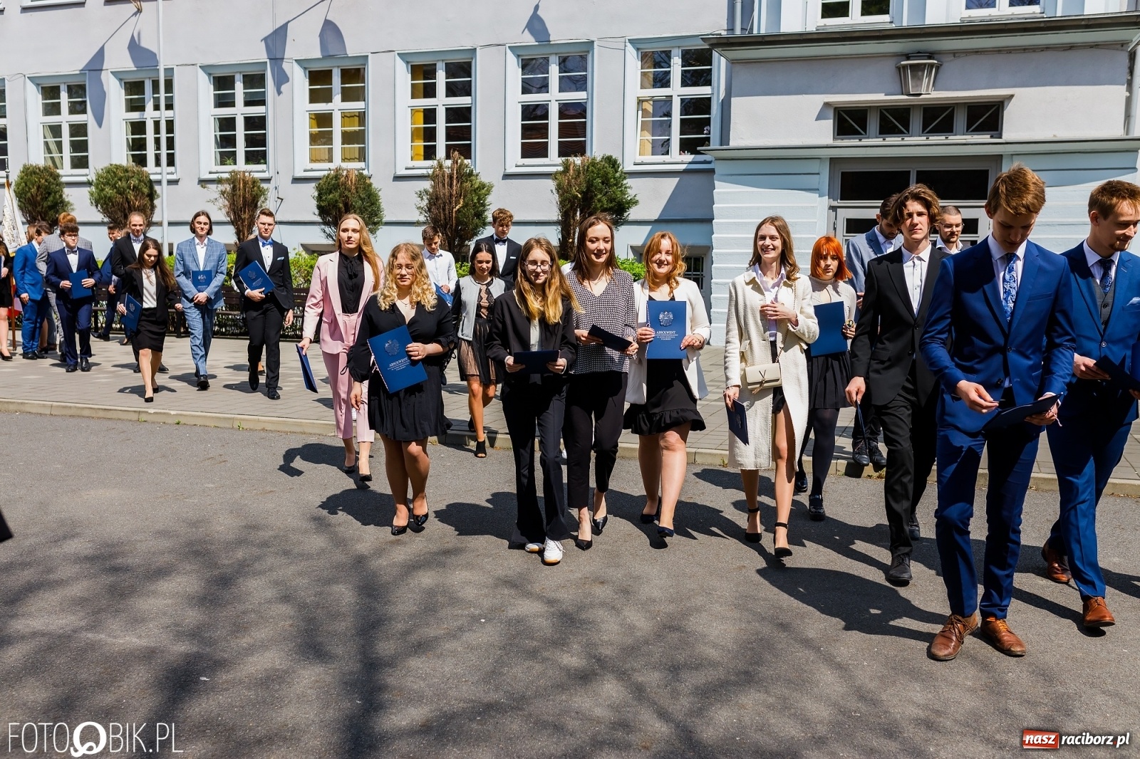 Zdjęcie w galerii na portalu naszraciborz.pl: Smutny czas pożegnania. Absolwenci II LO chcieliby zostać dłużej w szkole wiadomości z regionu