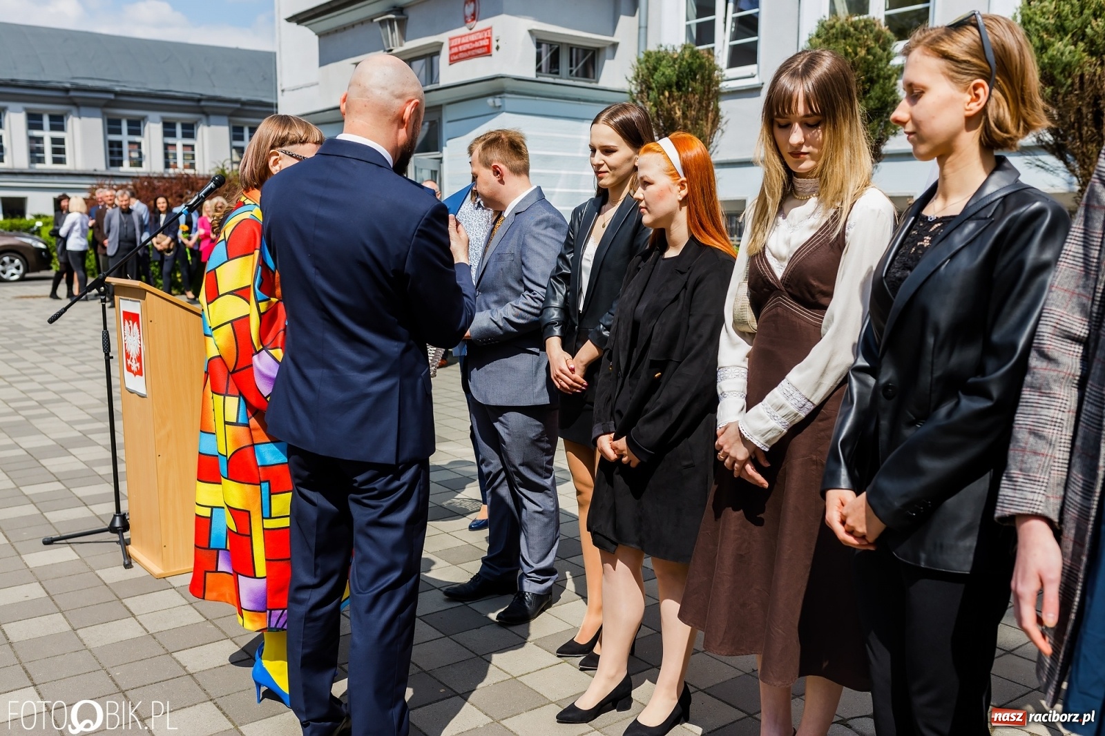 Zdjęcie w galerii na portalu naszraciborz.pl: Smutny czas pożegnania. Absolwenci II LO chcieliby zostać dłużej w szkole wiadomości z regionu