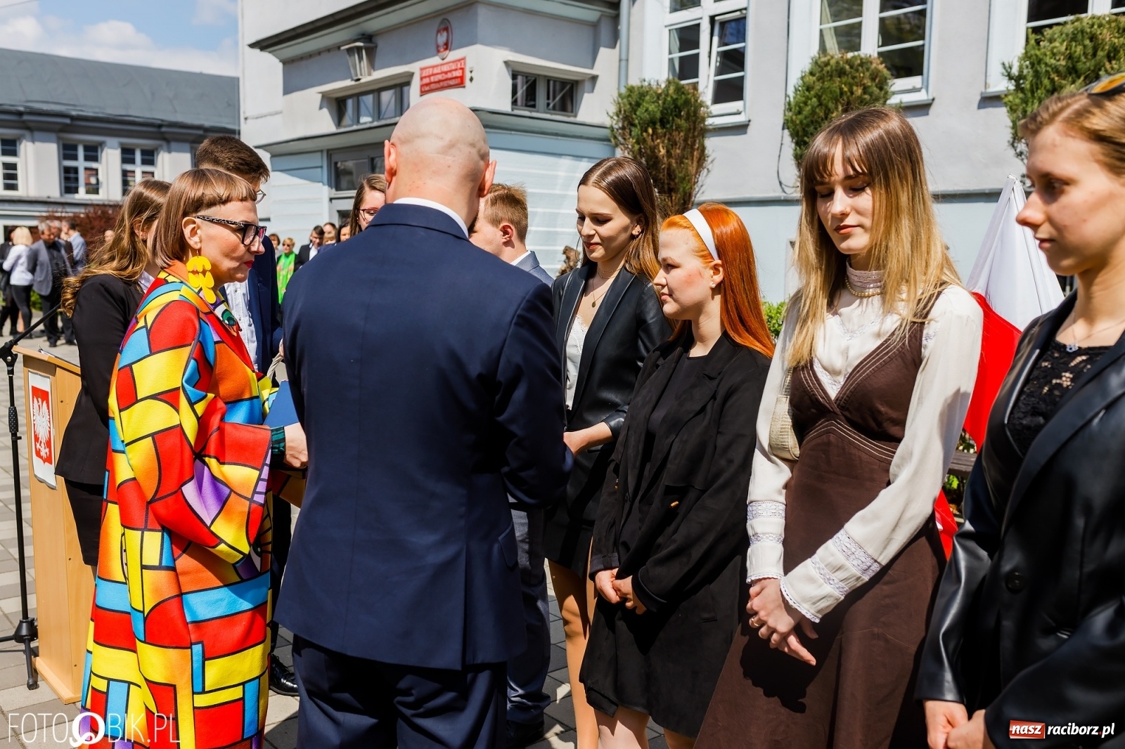 Zdjęcie w galerii na portalu naszraciborz.pl: Smutny czas pożegnania. Absolwenci II LO chcieliby zostać dłużej w szkole wiadomości z regionu