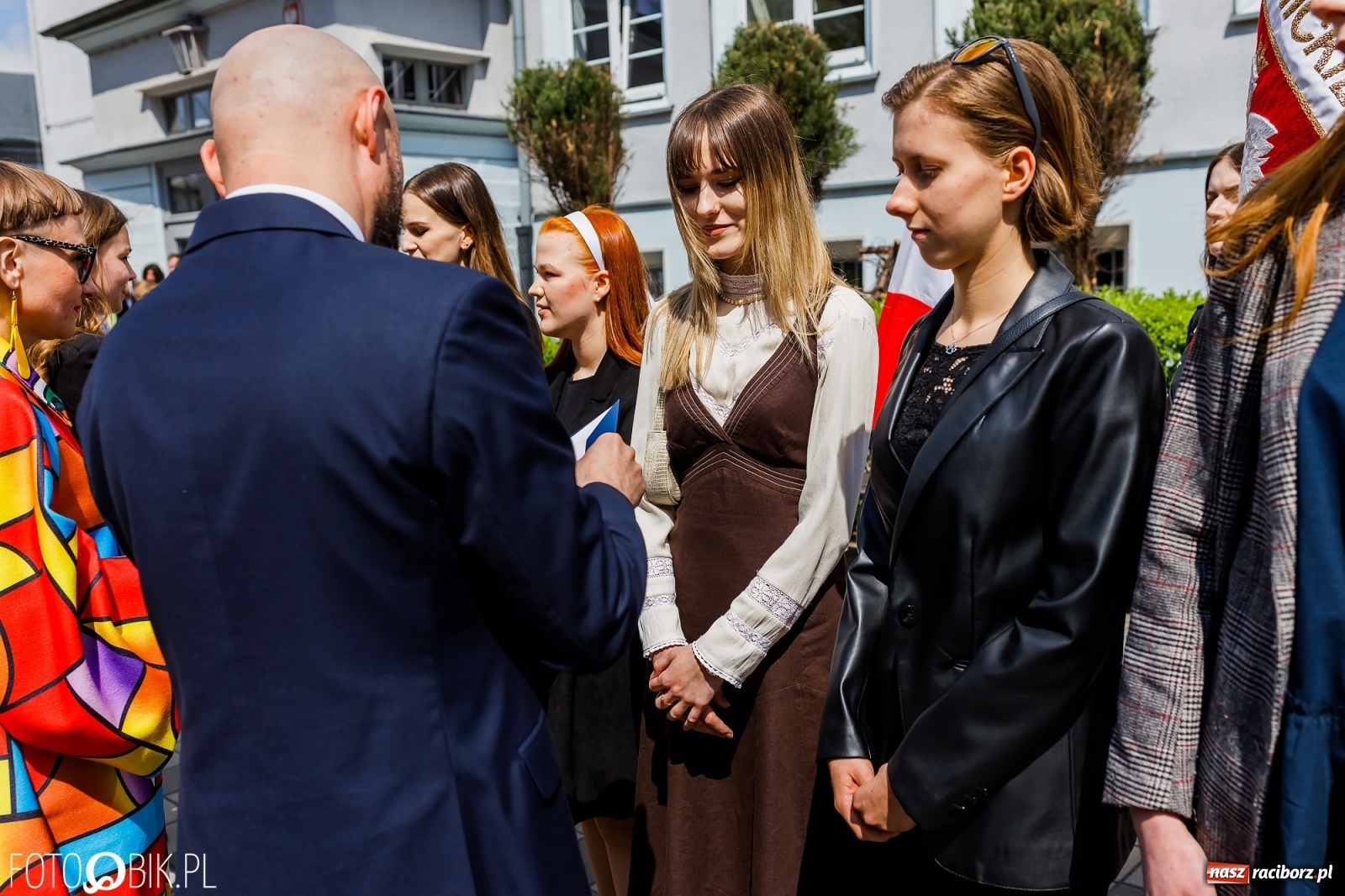 Zdjęcie w galerii na portalu naszraciborz.pl: Smutny czas pożegnania. Absolwenci II LO chcieliby zostać dłużej w szkole wiadomości z regionu