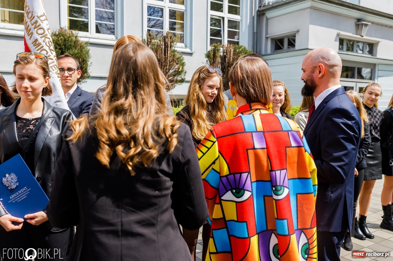 Zdjęcie w galerii na portalu naszraciborz.pl: Smutny czas pożegnania. Absolwenci II LO chcieliby zostać dłużej w szkole wiadomości z regionu