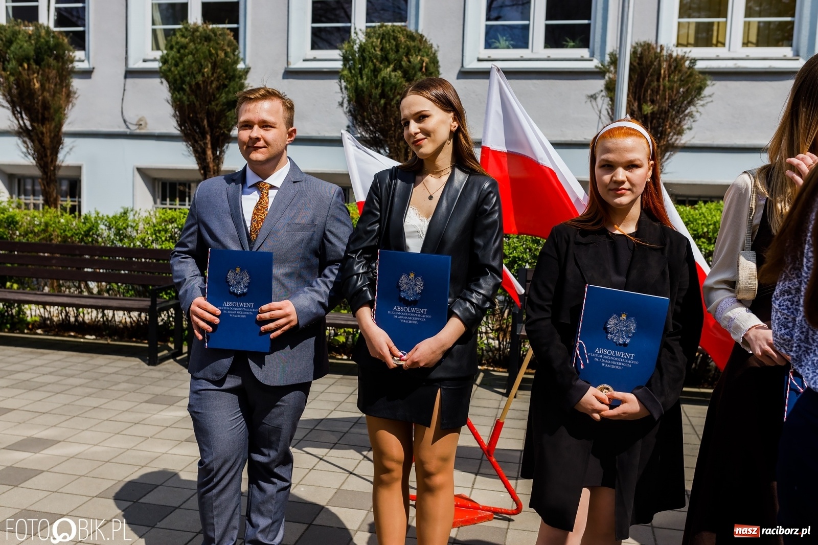 Zdjęcie w galerii na portalu naszraciborz.pl: Smutny czas pożegnania. Absolwenci II LO chcieliby zostać dłużej w szkole wiadomości z regionu