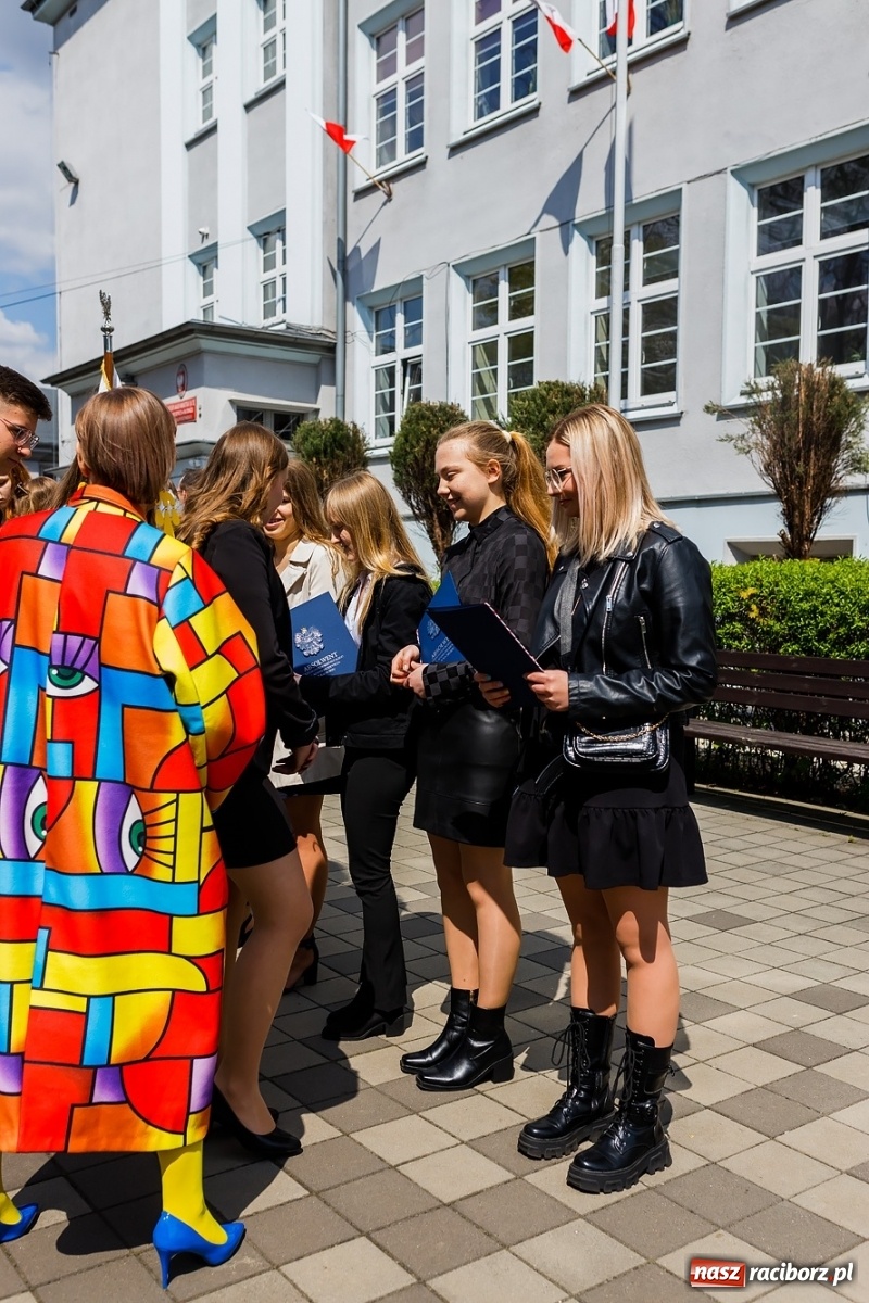 Zdjęcie w galerii na portalu naszraciborz.pl: Smutny czas pożegnania. Absolwenci II LO chcieliby zostać dłużej w szkole wiadomości z regionu