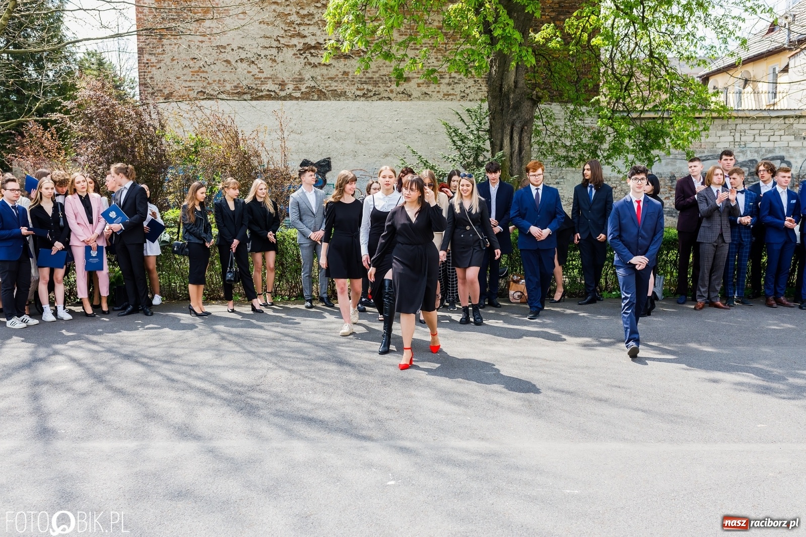 Zdjęcie w galerii na portalu naszraciborz.pl: Smutny czas pożegnania. Absolwenci II LO chcieliby zostać dłużej w szkole wiadomości z regionu