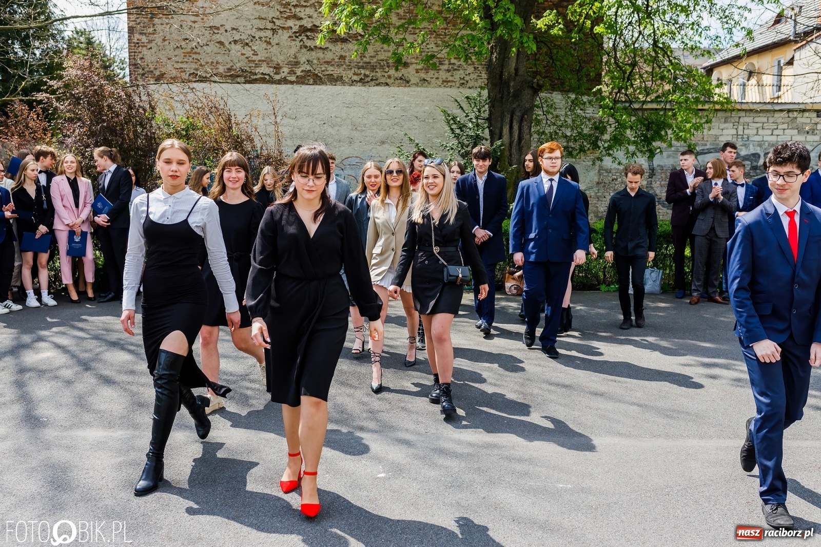 Zdjęcie w galerii na portalu naszraciborz.pl: Smutny czas pożegnania. Absolwenci II LO chcieliby zostać dłużej w szkole wiadomości z regionu