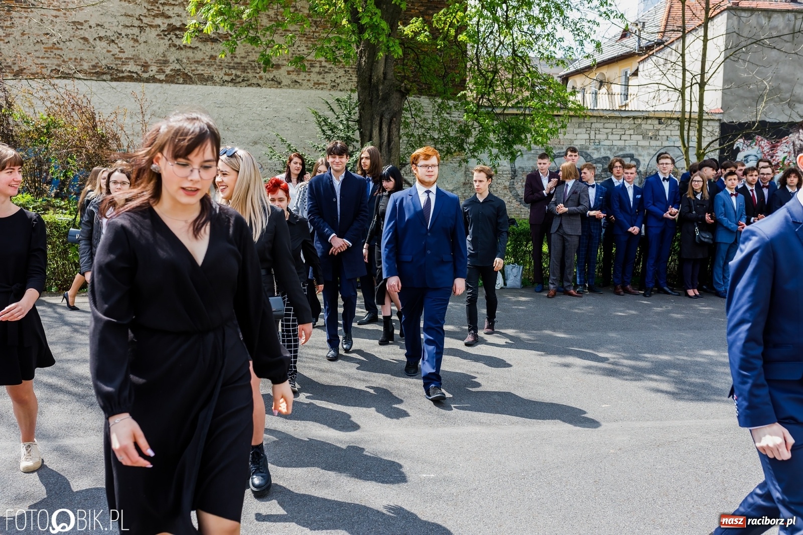 Zdjęcie w galerii na portalu naszraciborz.pl: Smutny czas pożegnania. Absolwenci II LO chcieliby zostać dłużej w szkole wiadomości z regionu