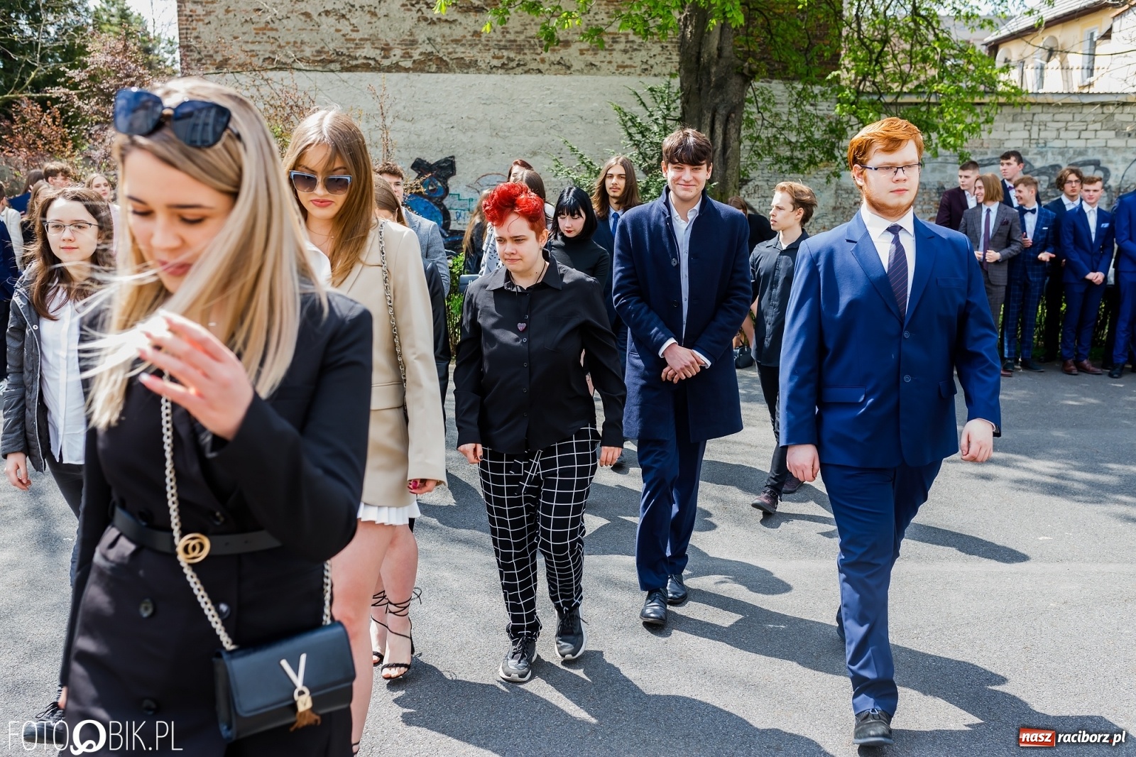 Zdjęcie w galerii na portalu naszraciborz.pl: Smutny czas pożegnania. Absolwenci II LO chcieliby zostać dłużej w szkole wiadomości z regionu
