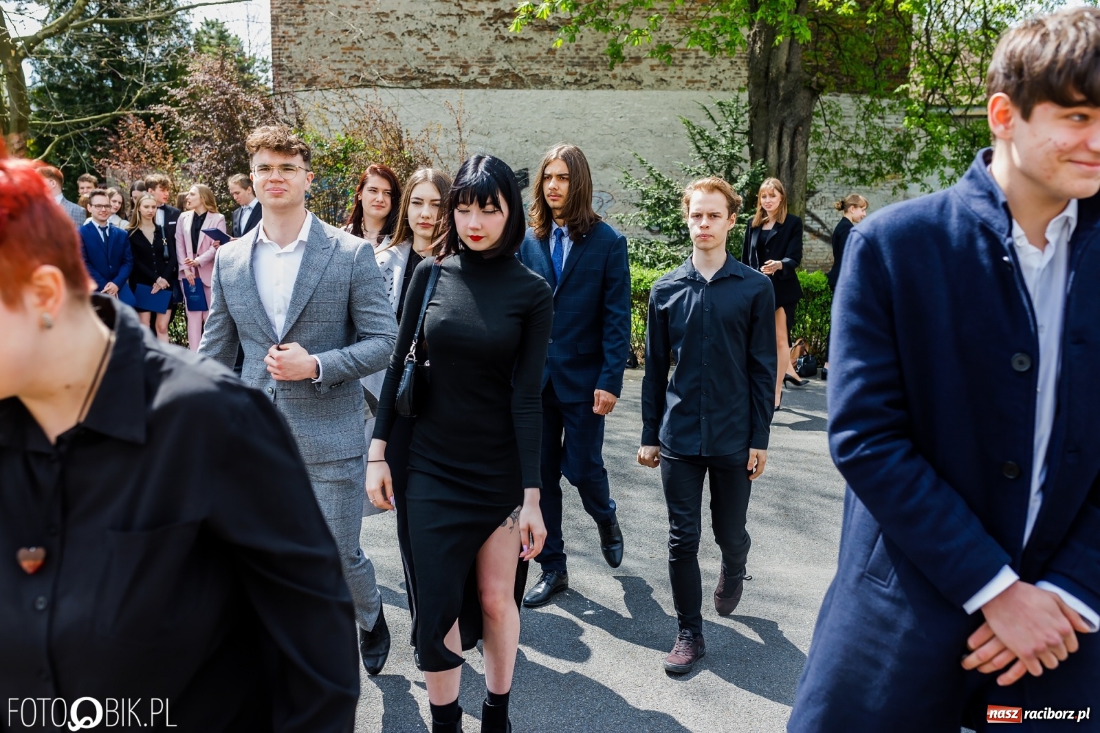 Zdjęcie w galerii na portalu naszraciborz.pl: Smutny czas pożegnania. Absolwenci II LO chcieliby zostać dłużej w szkole wiadomości z regionu