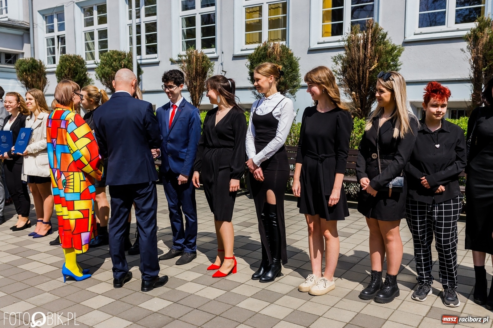 Zdjęcie w galerii na portalu naszraciborz.pl: Smutny czas pożegnania. Absolwenci II LO chcieliby zostać dłużej w szkole wiadomości z regionu