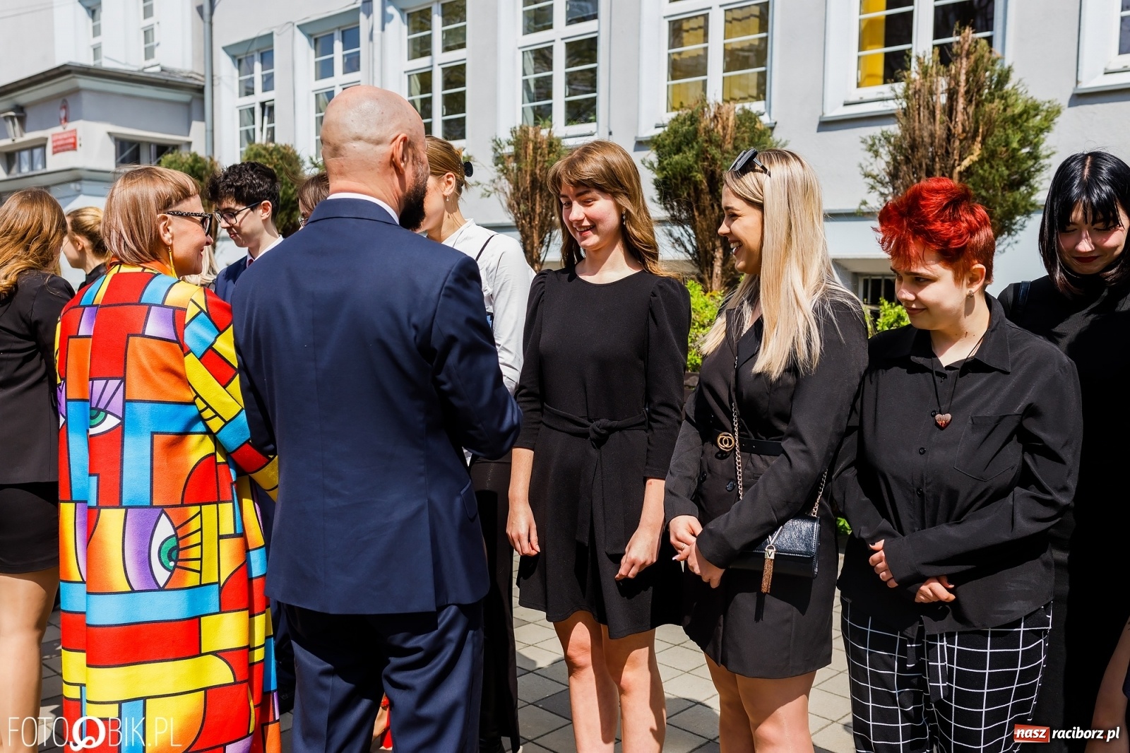 Zdjęcie w galerii na portalu naszraciborz.pl: Smutny czas pożegnania. Absolwenci II LO chcieliby zostać dłużej w szkole wiadomości z regionu