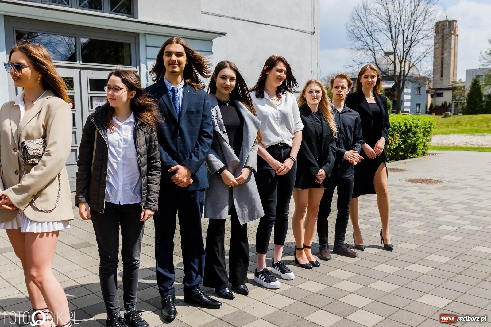 Zdjęcie w galerii na portalu naszraciborz.pl: Smutny czas pożegnania. Absolwenci II LO chcieliby zostać dłużej w szkole wiadomości z regionu