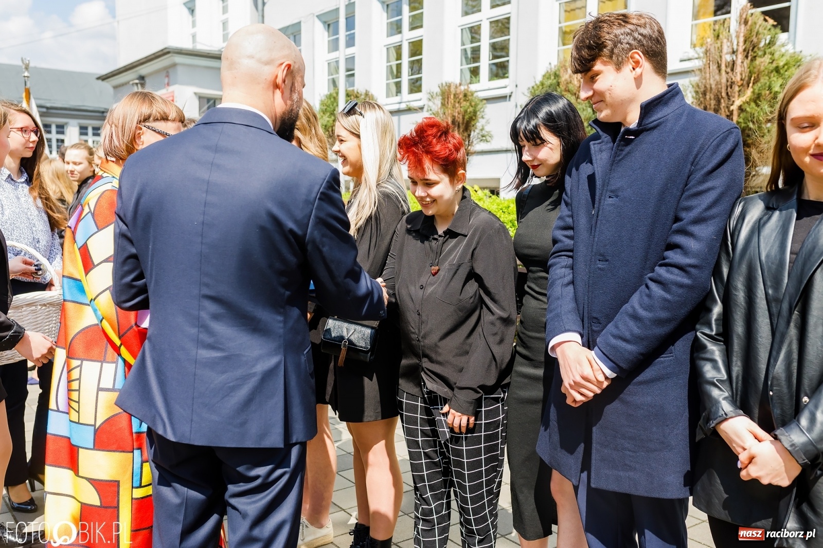 Zdjęcie w galerii na portalu naszraciborz.pl: Smutny czas pożegnania. Absolwenci II LO chcieliby zostać dłużej w szkole wiadomości z regionu