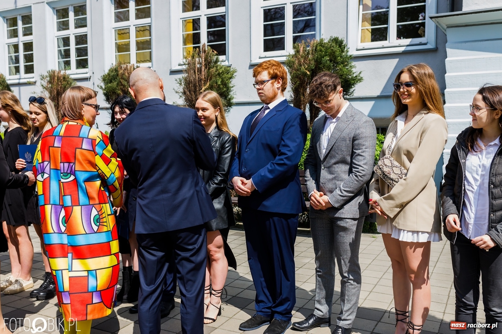 Zdjęcie w galerii na portalu naszraciborz.pl: Smutny czas pożegnania. Absolwenci II LO chcieliby zostać dłużej w szkole wiadomości z regionu