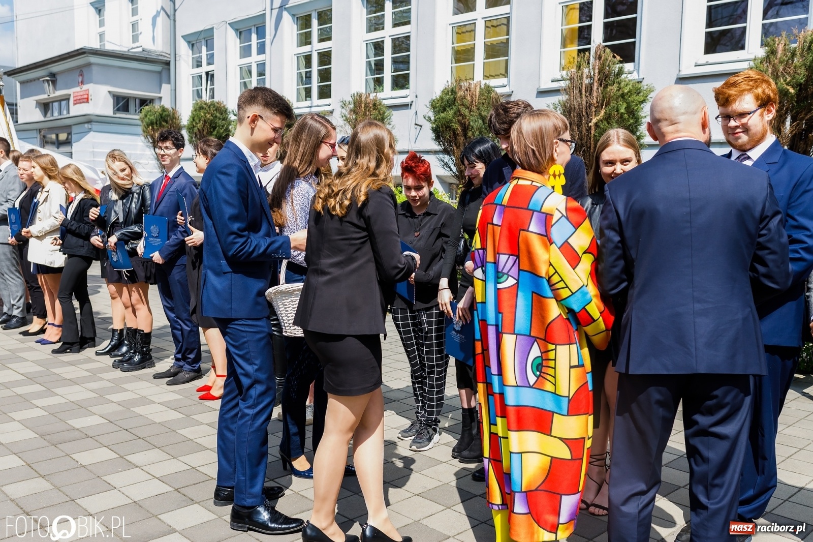 Zdjęcie w galerii na portalu naszraciborz.pl: Smutny czas pożegnania. Absolwenci II LO chcieliby zostać dłużej w szkole wiadomości z regionu
