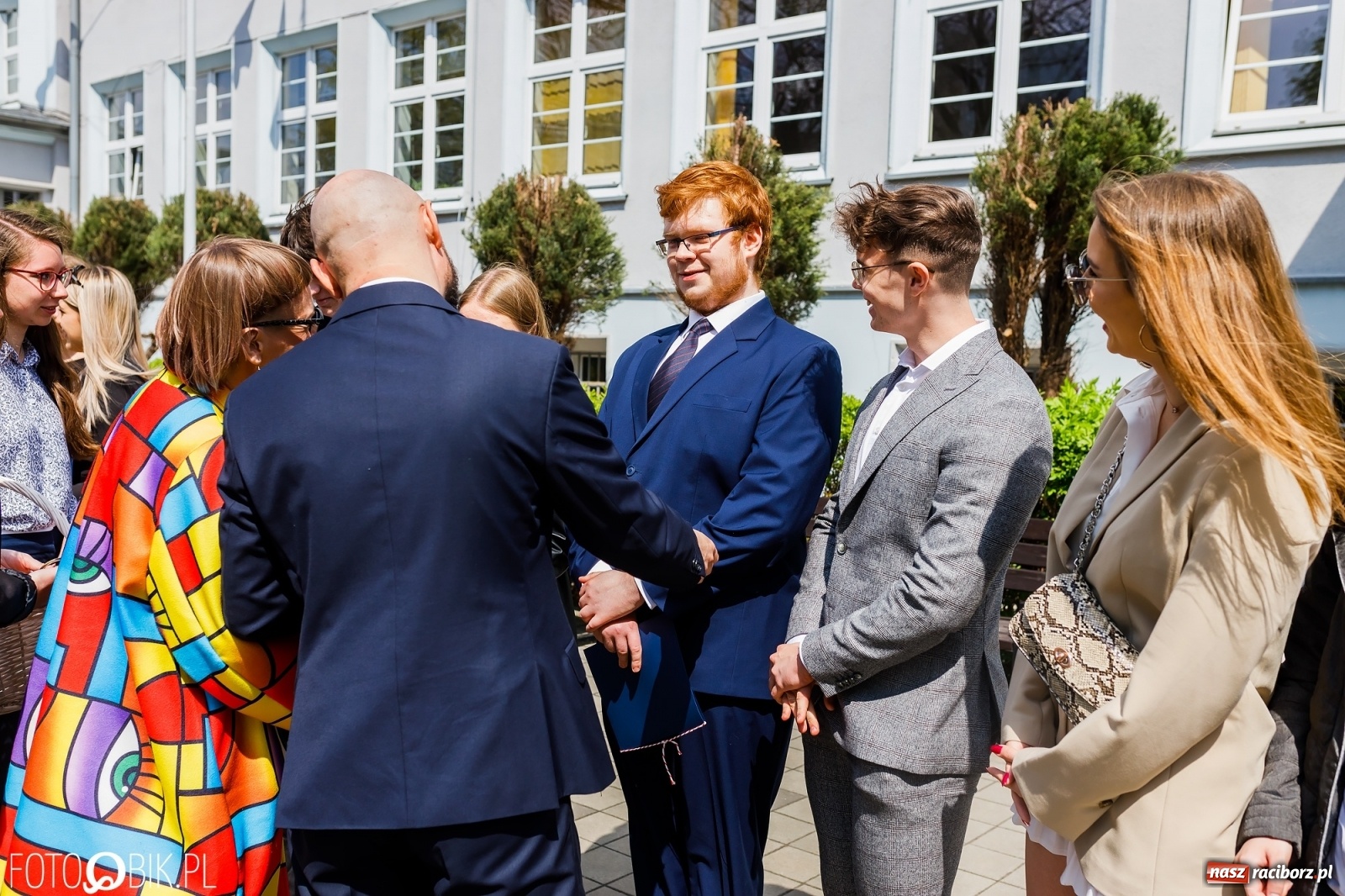 Zdjęcie w galerii na portalu naszraciborz.pl: Smutny czas pożegnania. Absolwenci II LO chcieliby zostać dłużej w szkole wiadomości z regionu