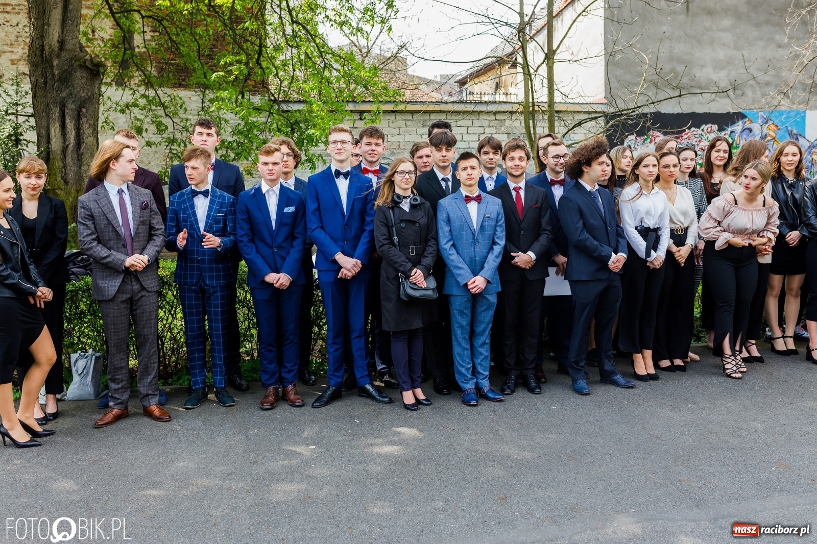 Zdjęcie w galerii na portalu naszraciborz.pl: Smutny czas pożegnania. Absolwenci II LO chcieliby zostać dłużej w szkole wiadomości z regionu
