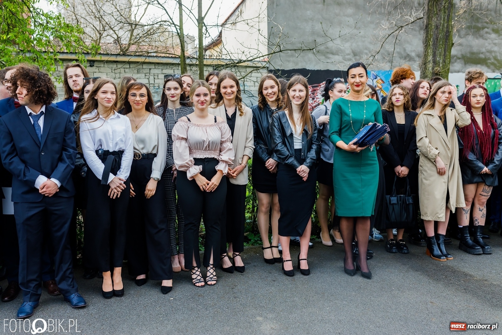 Zdjęcie w galerii na portalu naszraciborz.pl: Smutny czas pożegnania. Absolwenci II LO chcieliby zostać dłużej w szkole wiadomości z regionu