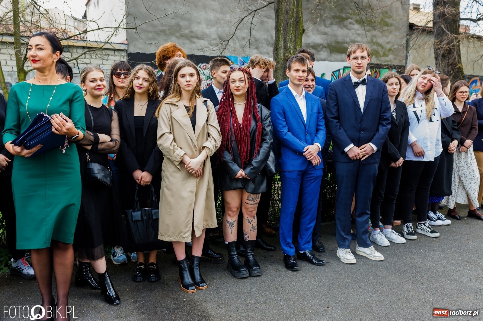 Zdjęcie w galerii na portalu naszraciborz.pl: Smutny czas pożegnania. Absolwenci II LO chcieliby zostać dłużej w szkole wiadomości z regionu