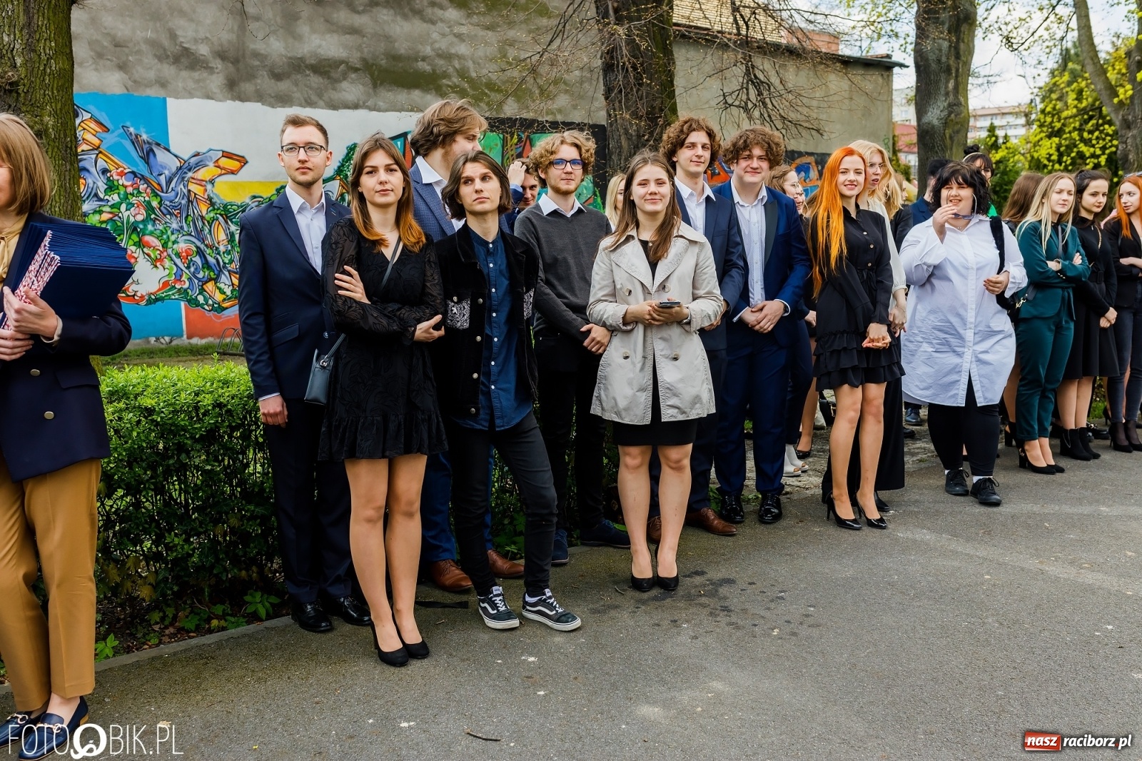 Zdjęcie w galerii na portalu naszraciborz.pl: Smutny czas pożegnania. Absolwenci II LO chcieliby zostać dłużej w szkole wiadomości z regionu