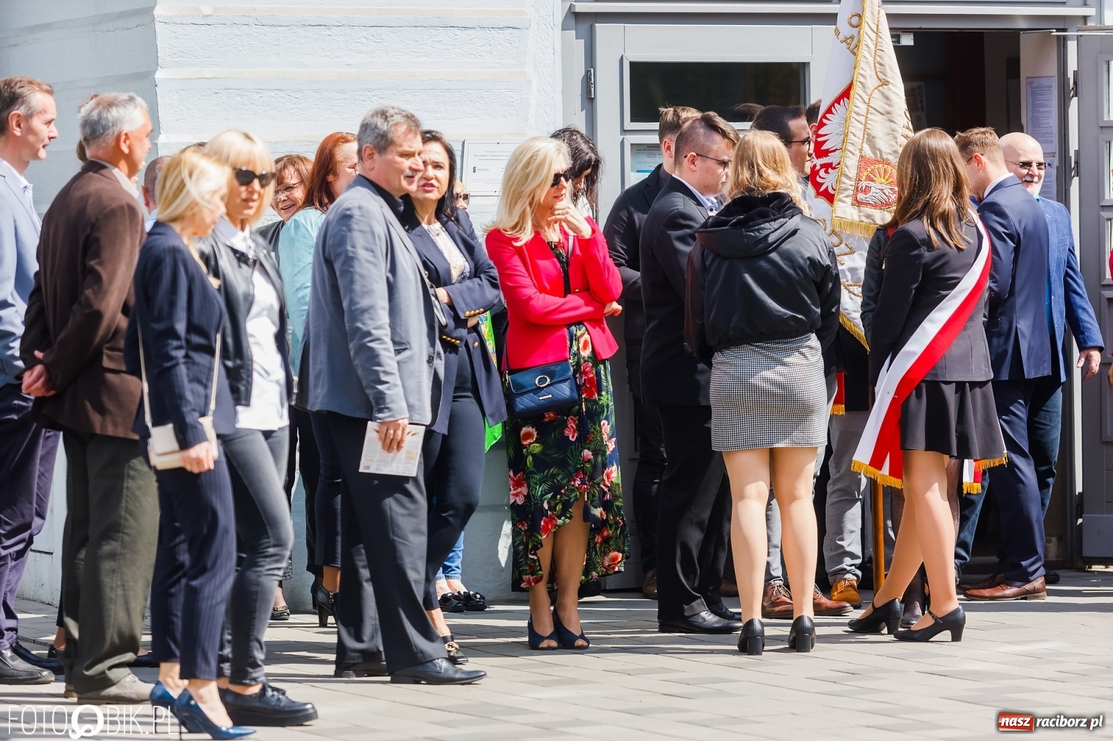 Zdjęcie w galerii na portalu naszraciborz.pl: Smutny czas pożegnania. Absolwenci II LO chcieliby zostać dłużej w szkole wiadomości z regionu