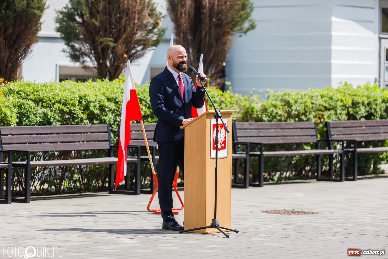 Zdjęcie w galerii na portalu naszraciborz.pl: Smutny czas pożegnania. Absolwenci II LO chcieliby zostać dłużej w szkole wiadomości z regionu