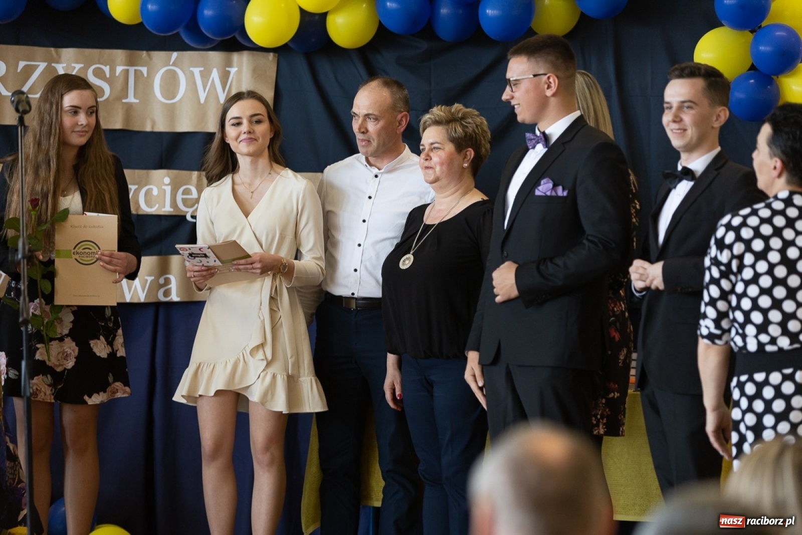 Zdjęcie w galerii na portalu naszraciborz.pl: Świat potrzebuje takich ludzi! - Ekonomik pożegnał tegorocznych maturzystów wiadomości z regionu