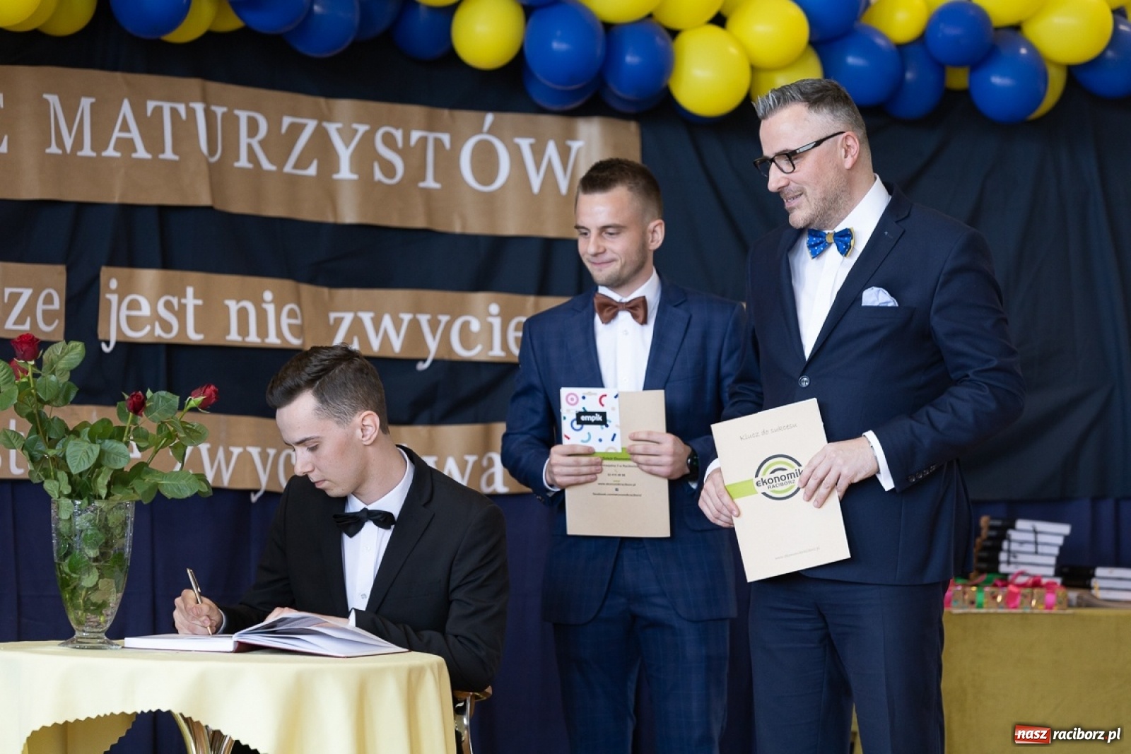 Zdjęcie w galerii na portalu naszraciborz.pl: Świat potrzebuje takich ludzi! - Ekonomik pożegnał tegorocznych maturzystów wiadomości z regionu