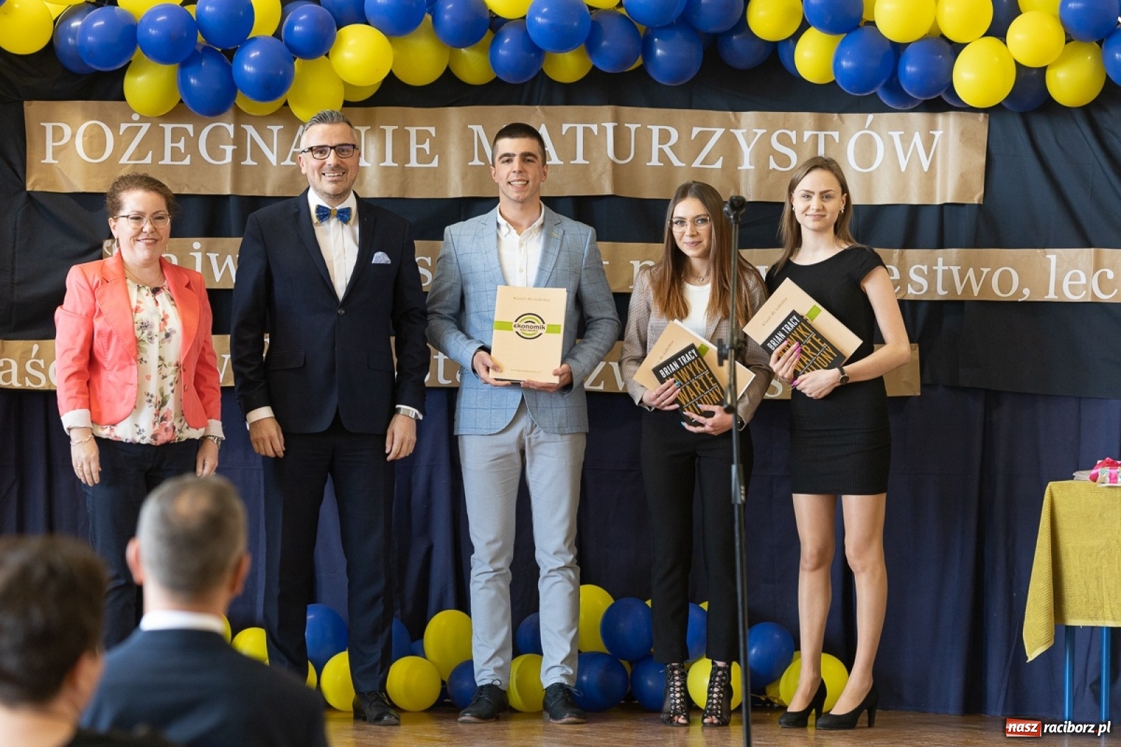 Zdjęcie w galerii na portalu naszraciborz.pl: Świat potrzebuje takich ludzi! - Ekonomik pożegnał tegorocznych maturzystów wiadomości z regionu