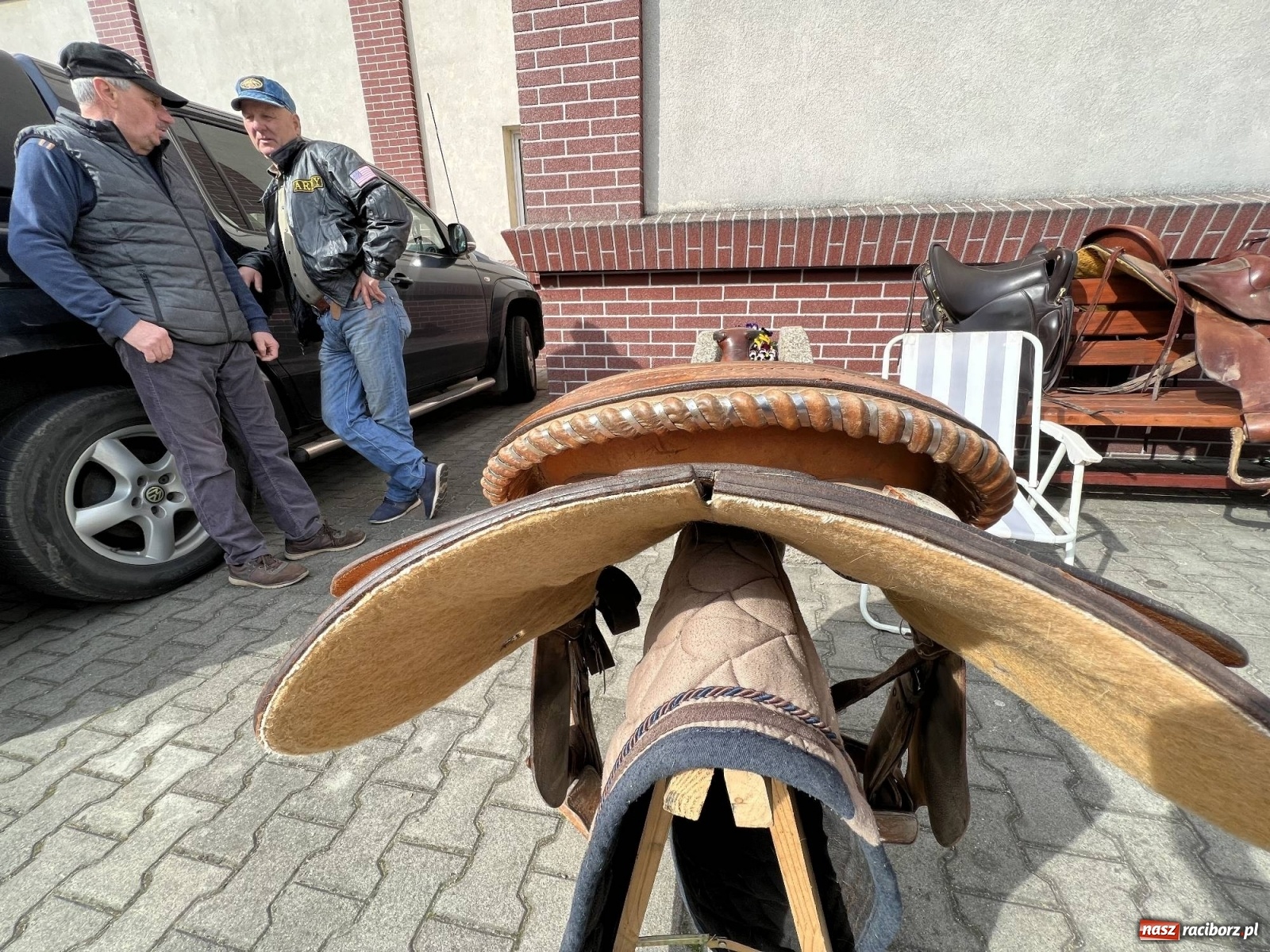 Zdjęcie w galerii na portalu naszraciborz.pl: Starocie i konie. Kwietniowy targ w Pietrowicach Wielkich wiadomości z regionu